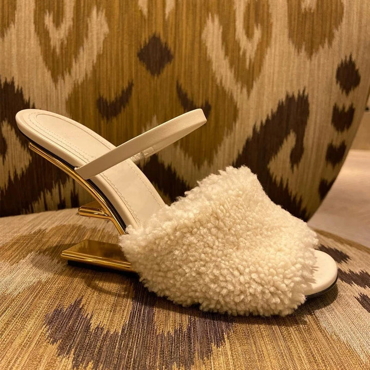 נעל עקב פרווה