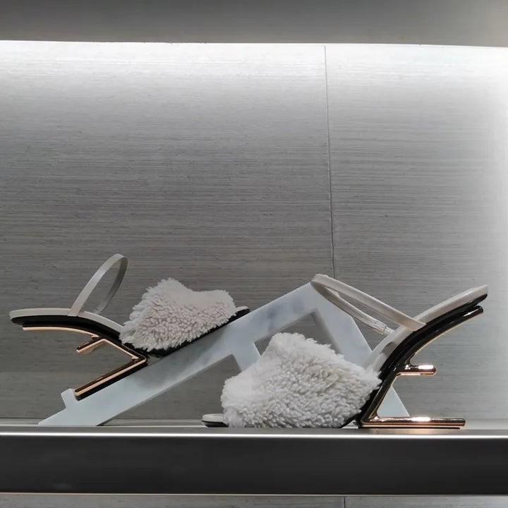 נעל עקב פרווה